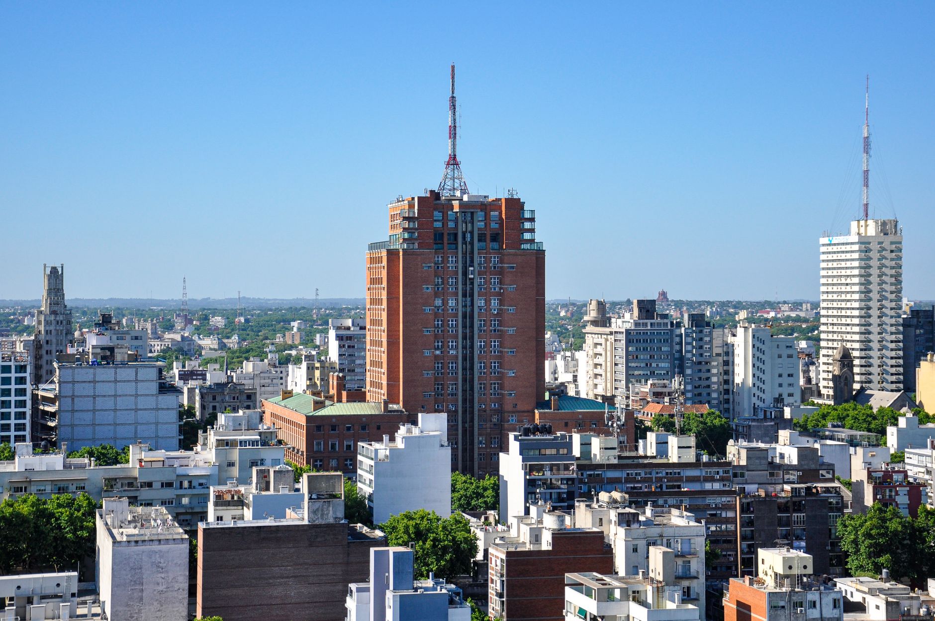 Skyline porteño bajo cielo despejado