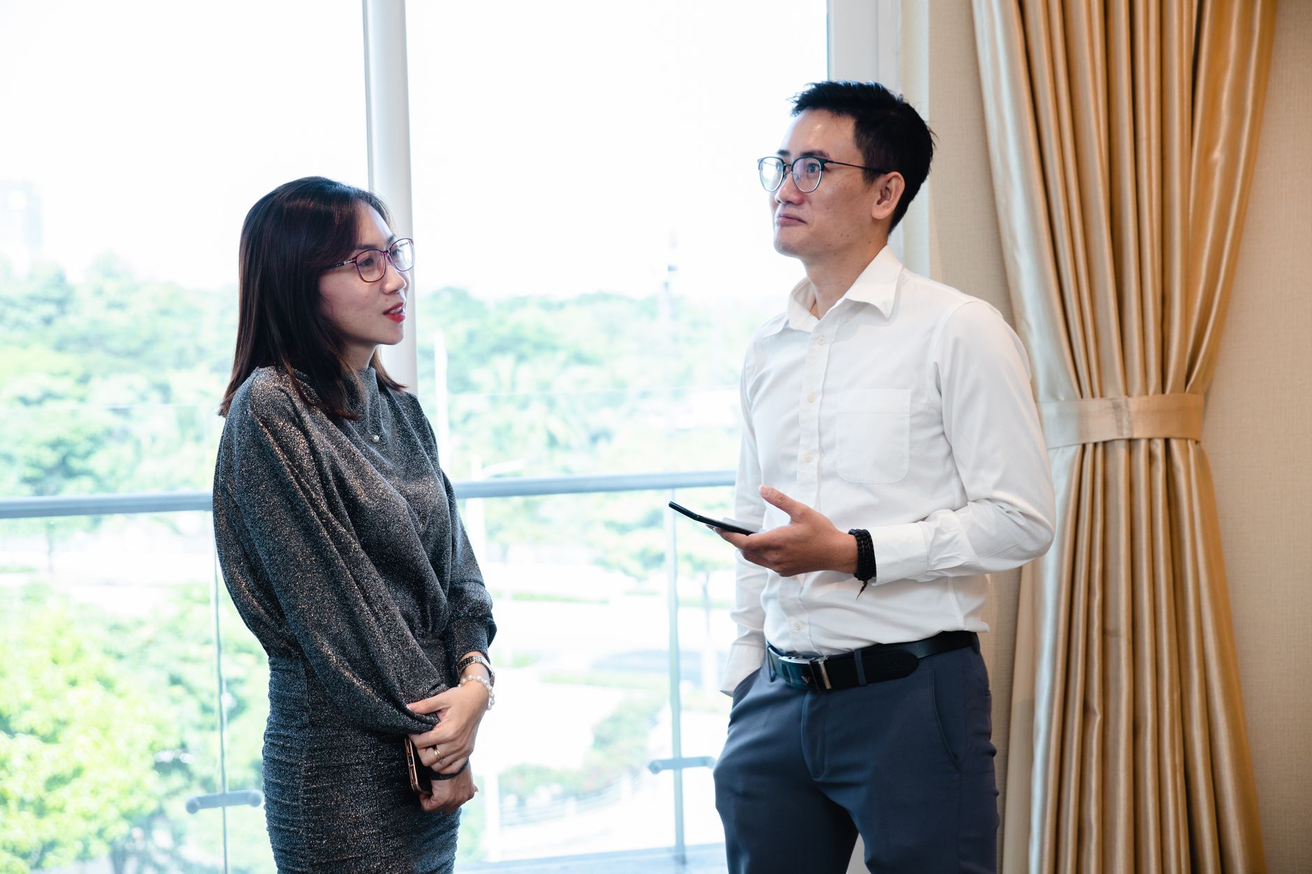 Conversación de trabajo junto a una ventana