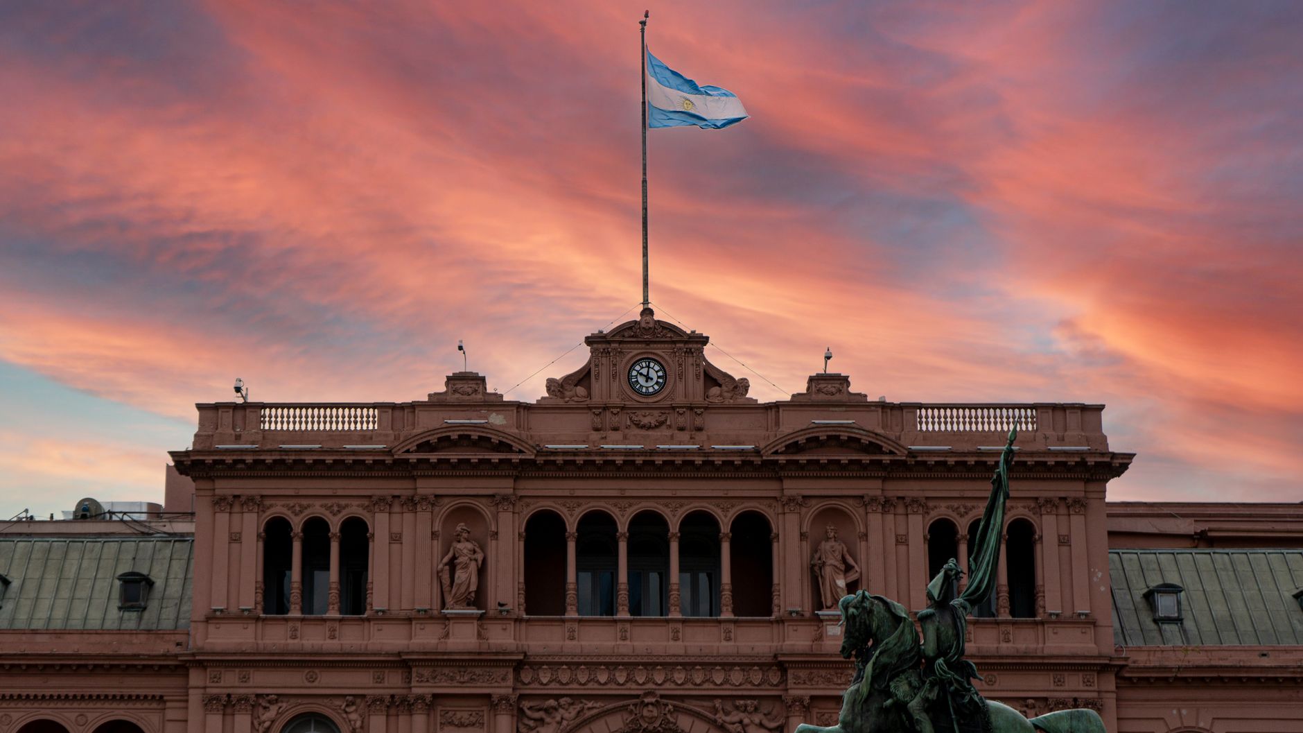 Casa Rosada al atardecer con la bandera argentina